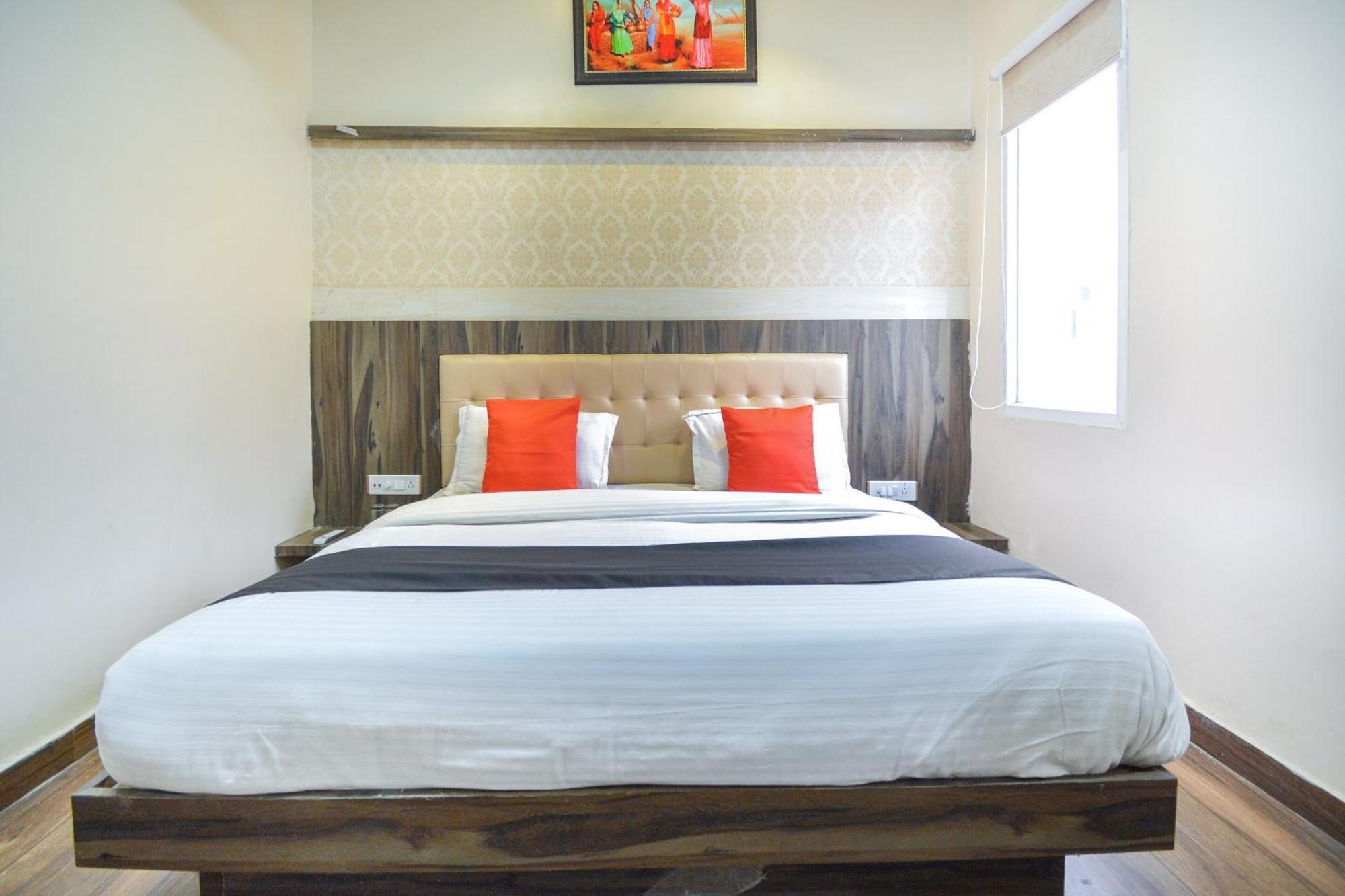 Capital O Moments Inn Amritsar Exterior photo