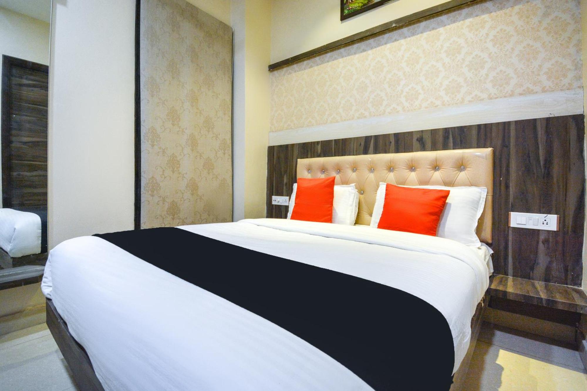 Capital O Moments Inn Amritsar Exterior photo