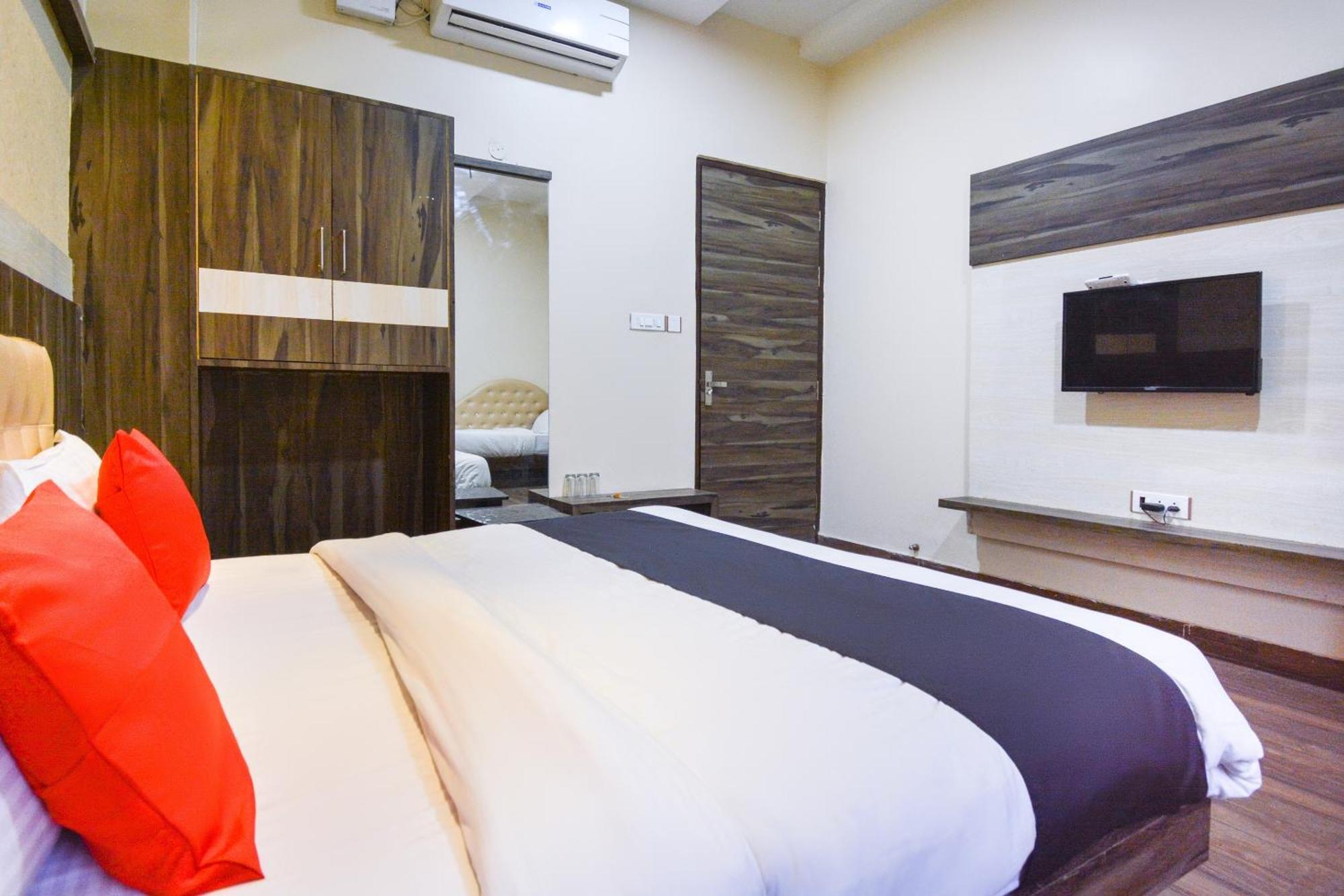 Capital O Moments Inn Amritsar Exterior photo