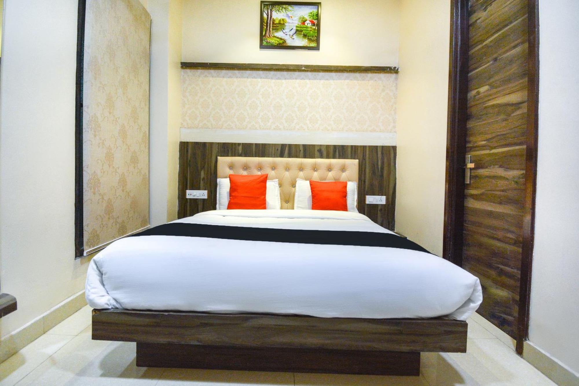 Capital O Moments Inn Amritsar Exterior photo